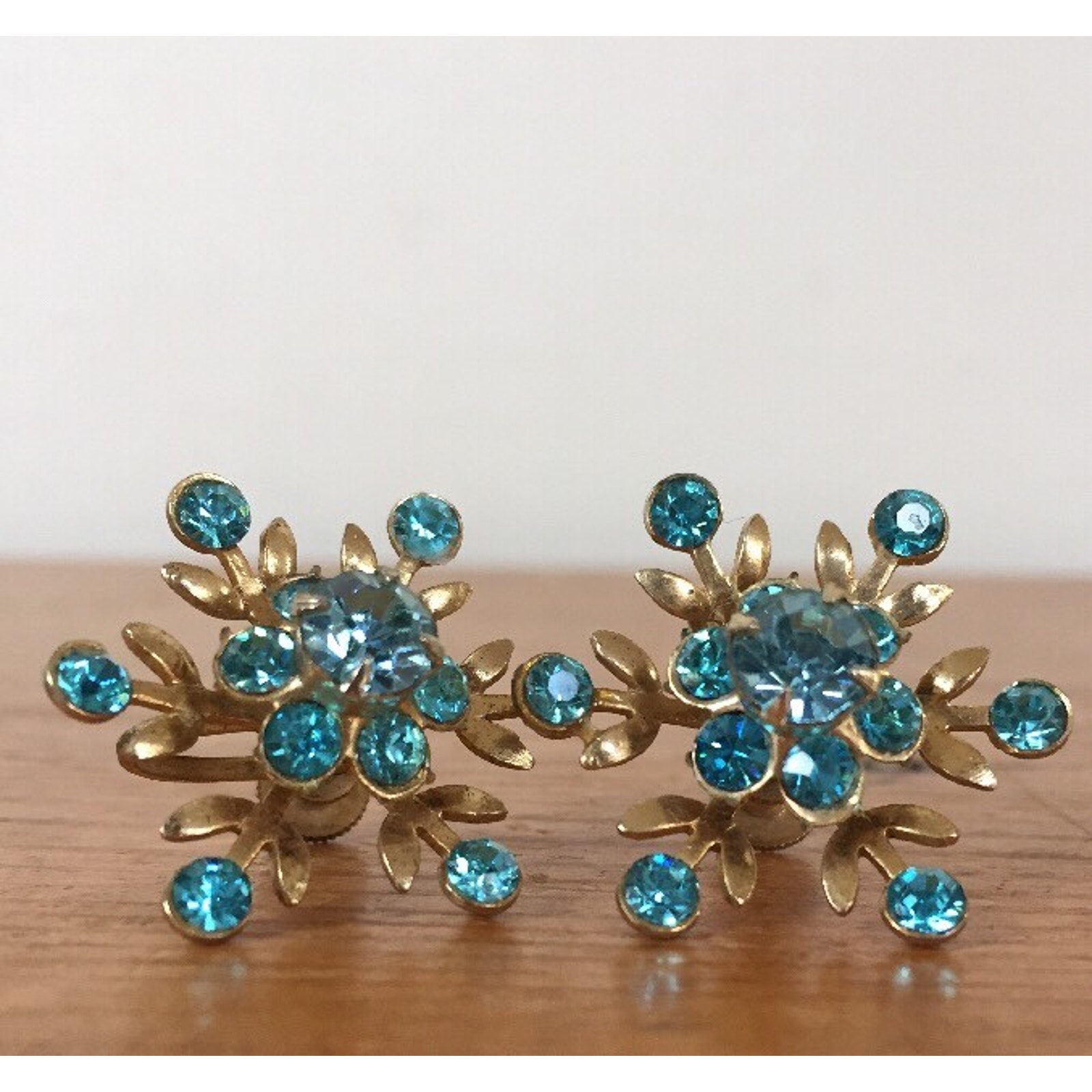 Vintage Blue Glass Rhinestone Snowflake Gold Toned Screw On Cluster Earrings